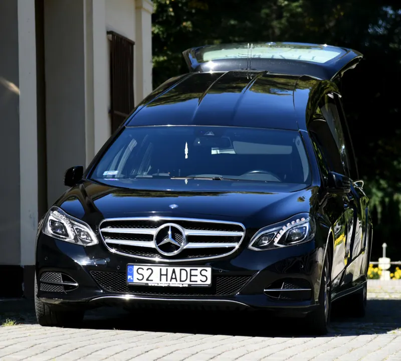 Karawan Hadesa — czarny Mercedes z tablicą rejestracyjną HADES