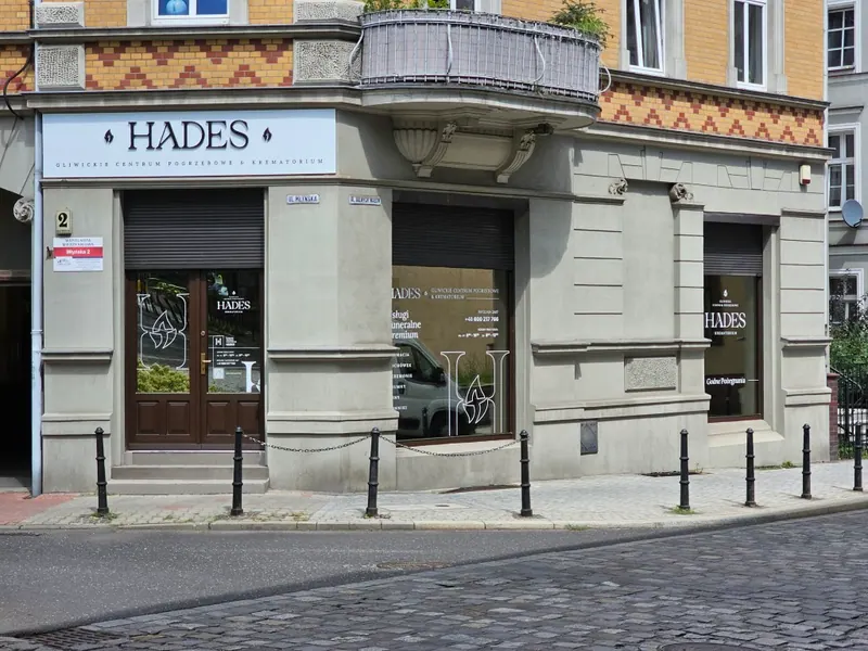 Centrum pogrzebowe Hades w Gliwicach na rogu ulic Młyńskiej i Dolnych Wałów