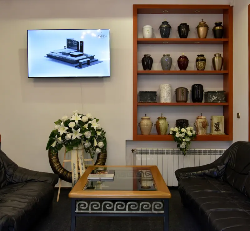 Regał z urnami w salonie centrum pogrzebowego Hades