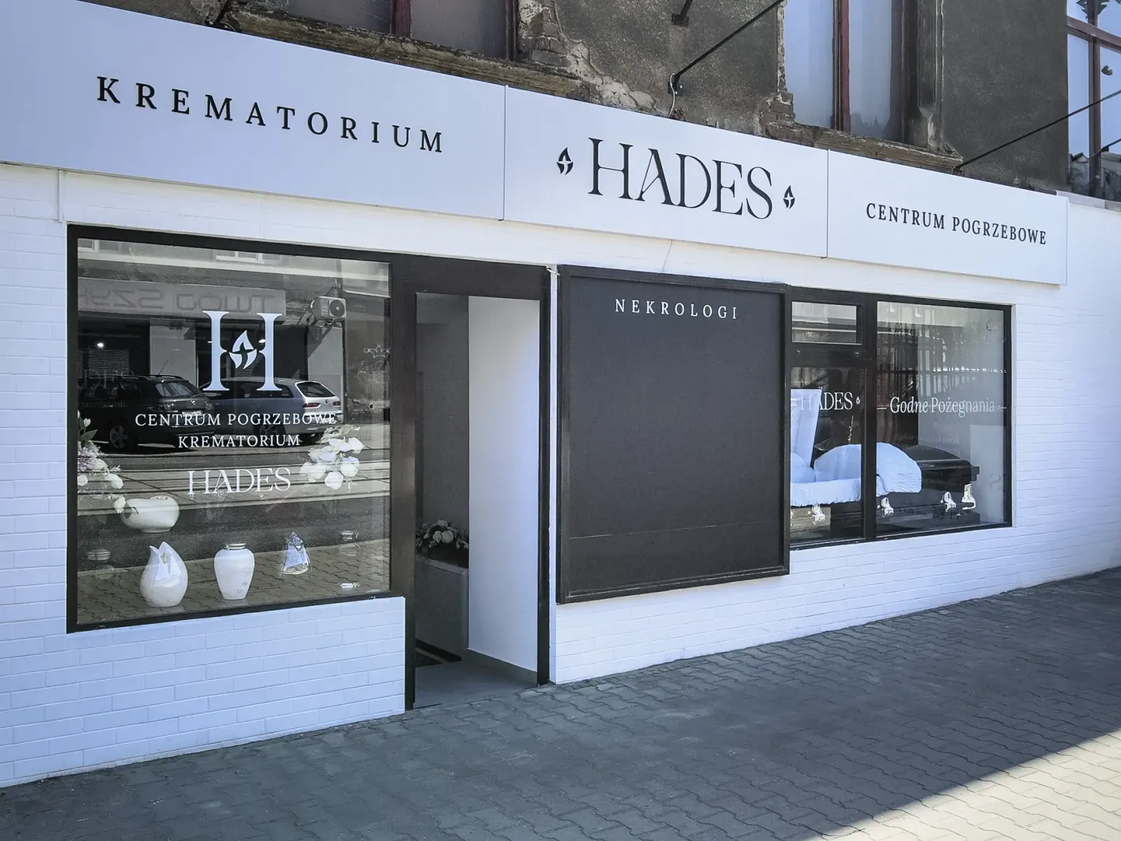 Centrum pogrzebowe Hades w Zabrzu — biała elewacja z witrynami i szyldem